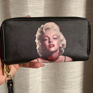 ✨MARILYN MONROE wristlet wallet